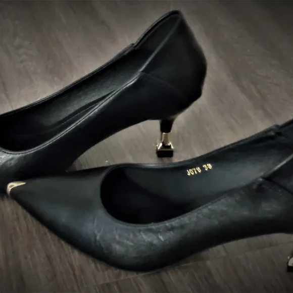 Black Stiletto mid heeled gold metal pointed toe court pumps shoes EU 38 US 7 - Picture 1 of 3